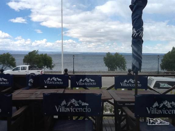 Refeição de frente ao Lago Buenos Aires, em Los Antiguos, na Argentina